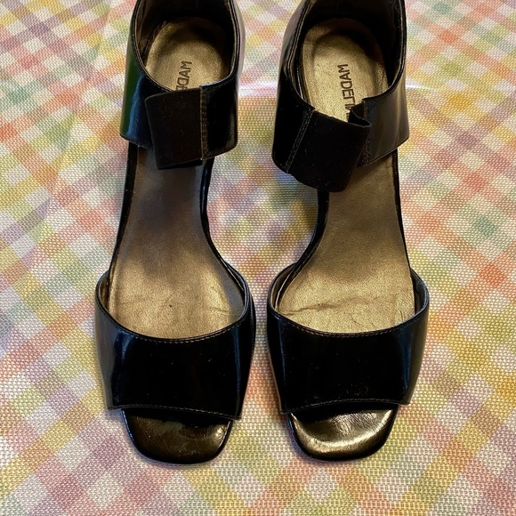 Patent leather heal with a peek a boo toe - Picture 7 of 12